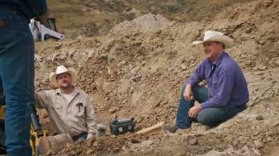-HERE COMES THE WIZARD.
-BREAKING OUT THE SORCERY, HUH? - Dino Hunters