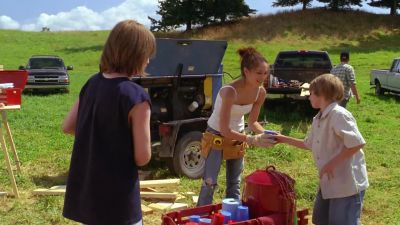 - Here you go.
- Thank you. - Smallville