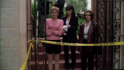 - Here you go.
- Thanks. - Charmed
