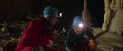 Here we have a thermal
alteration, but it's not the only one. - Secrets of the Neanderthals