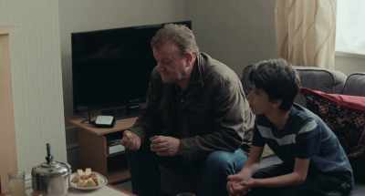 - Here, have some cakes.
-  Thank you. - The Old Oak