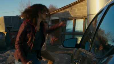 - Here, here, passenger side. - Scarlett