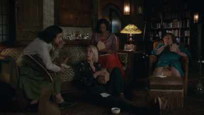 - Here, I can help you. - Frankie Drake Mysteries