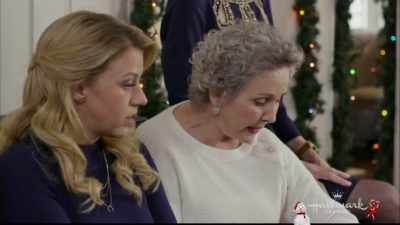 Here, I want to show you
something. - Entertaining Christmas