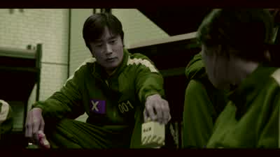 Here, Jun-hee. - Squid Game