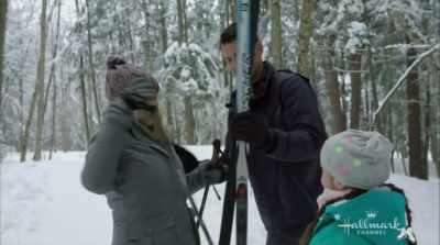 - Here, let me take your skis.
- Thank you. - Winter Castle