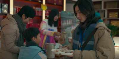 - Here madam, have a free sample.
- Thank you. - The Breaking Ice