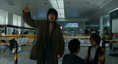 Here! Over here! Please help! Sweetie, stay right here. - Train to Busan