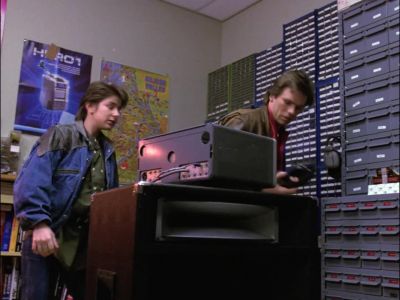 - Here, protect your ears. - There! - MacGyver