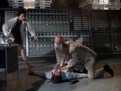Here. Put it on him.
Help me put this around the back. - The Time Tunnel