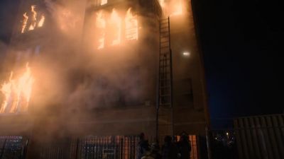 - Here! Right here!
- Lower it down. Down. - Chicago Fire