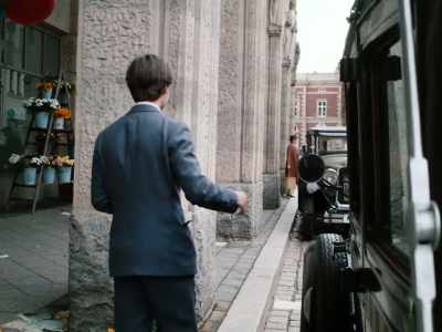 - Here!
- ...said a man and gave him ten pfennigs. - Fabian: Going to the Dogs