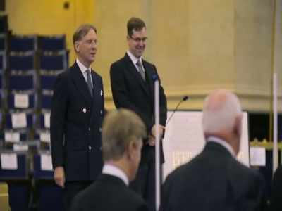 Here you see the Grand Master,
or the Pro Grand Master, - Inside the Freemasons