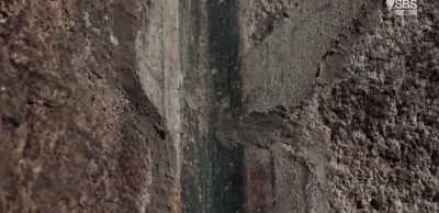 Here, some traces of paint
may start to provide an answer. - Roman Megastructures
