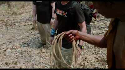 -Here, take this.
-[Paul] That's good, big man. - Da 5 Bloods