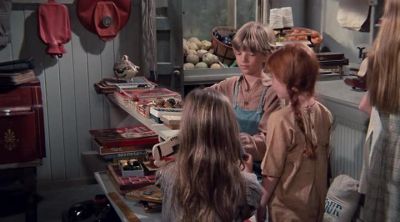 -Here. That's a real bargain.
-Thanks. - The Waltons