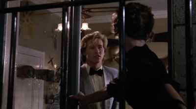 Here. We can get out this way. - Top Secret!