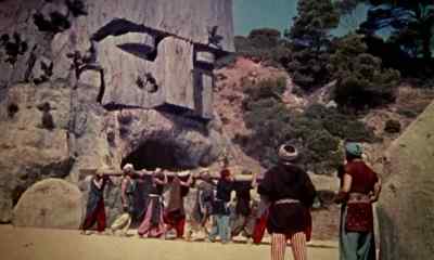 Here. Who's in command
of the great crossbow? - The 7th Voyage of Sinbad