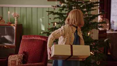 Here's another: "A boy crashed into
a fir tree while skiing. He cried out: - Teddy's Christmas