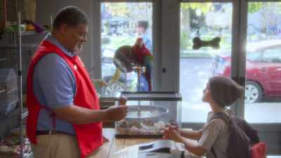 - Here's your cone.
- Come on. He's better off with me. - AJ and the Queen