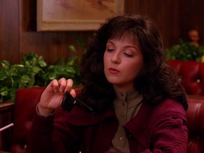 Here's Laura's glasses
that you wanted. - Twin Peaks