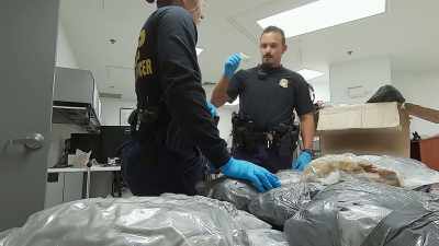 HERNANDEZ: And
there's our confirmation. - To Catch a Smuggler