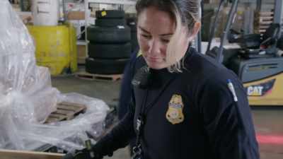 HERNANDEZ: We can open this up. - To Catch a Smuggler