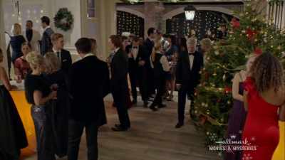 Herra MacAllen haluaa sanoa pari sanaa. - A Christmas for the Books