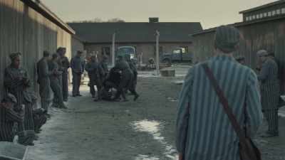 - He's a tattooist. Get off him!
- Fuck! - The Tattooist of Auschwitz
