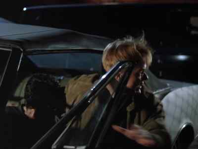 - He's alive, but not for long.
- Get him out. Get him out. Come on. - Lois & Clark: The New Adventures of Superman