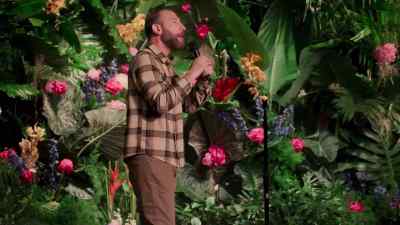 He's at the 20,
the ten, the five, four, three... - Ari Shaffir: America's Sweetheart
