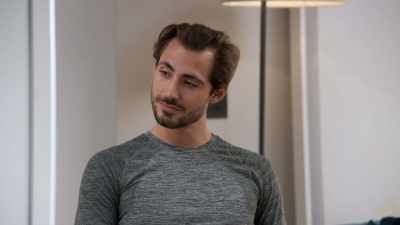 He's blurry. Lacy needs a man
who show his intentions - Love Trip: Paris