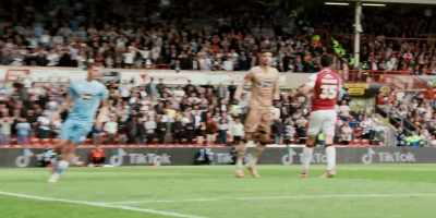 He's come all the way
through towards Palmer. - Welcome to Wrexham