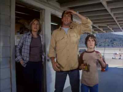 He's coming around again. - Tarantulas: The Deadly Cargo