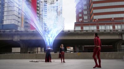 He's doing it. - Supergirl
