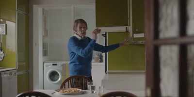 He's feeding someone. - Elizabeth Is Missing