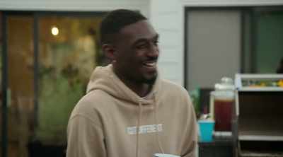 - He's foolin'.
- [laughter] - Sweet Life: Los Angeles