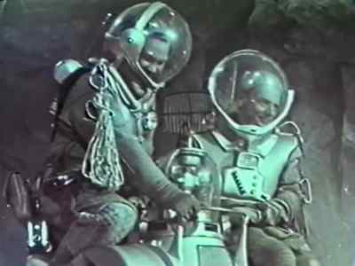 He's going to throw us off! - Voyage to the Planet of Prehistoric Women