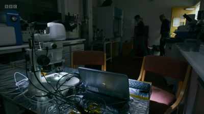 He's going to zoom
into a sample of graphene, - Secrets of Size: Atoms to Supergalaxies