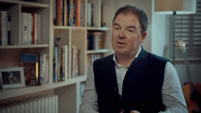He's got a broken foot
and he's going into the last year - Williams & Mansell: Red 5