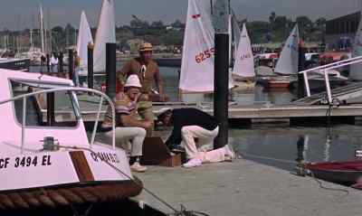 - He's got a pickle!
- Come back, you crook! - The Boatniks