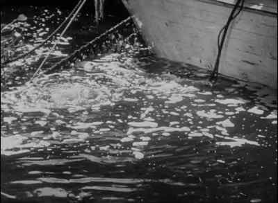 - He's got the air hose.
- Get the rifle. - Revenge of the Creature