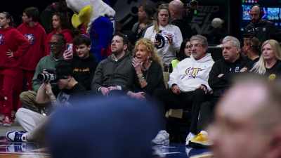 - He's got, ugh.
- [Ryan] That's good D, check, check. - Destination NBA: A G League Odyssey