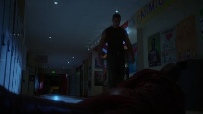 - He's hurt.
- No! - The Flash