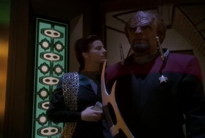 He's in position. - Star Trek: Deep Space Nine