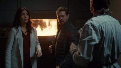 - He's in the back. - Private Eyes