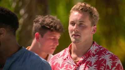 He's in the heat in a full suit, - FBoy Island