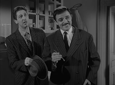 -He's ironing clothes?
-He Iearnt it all by himself. - The Addams Family