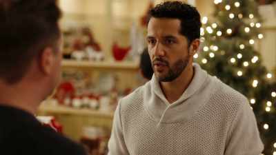 He's just come out with some
new matchmaking business. - Mom's Christmas Boyfriend
