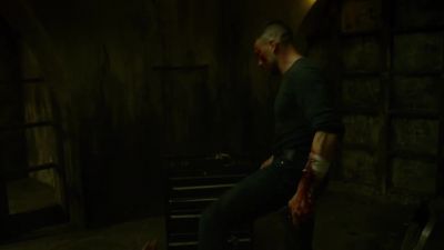 He's loose.
Get down here. - Marvel's Daredevil
